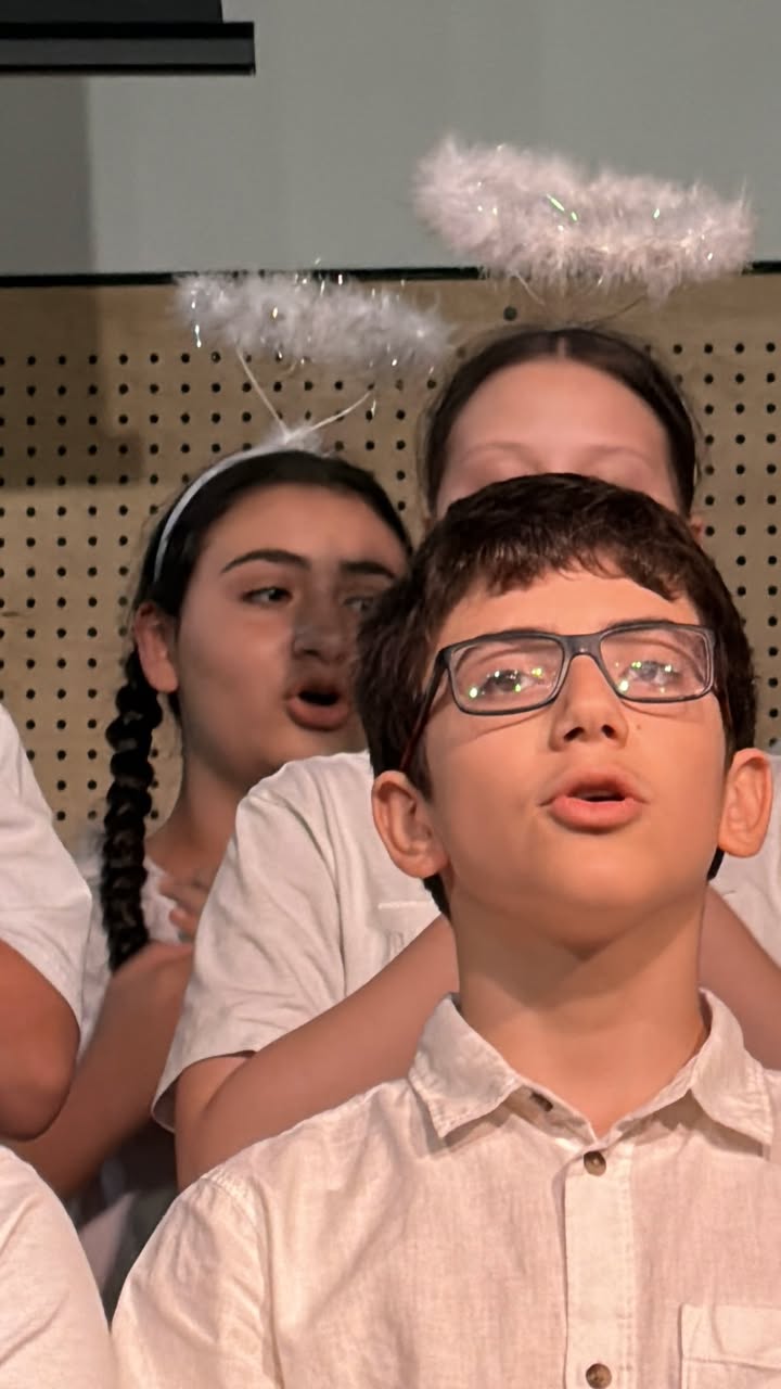 975098801070667_1382697346977475-1